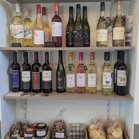 Zankapu -hotel For You- Adult & Bike Friendly 3-room With Local Wine, Terrace & Kali-medence Experience Motel *